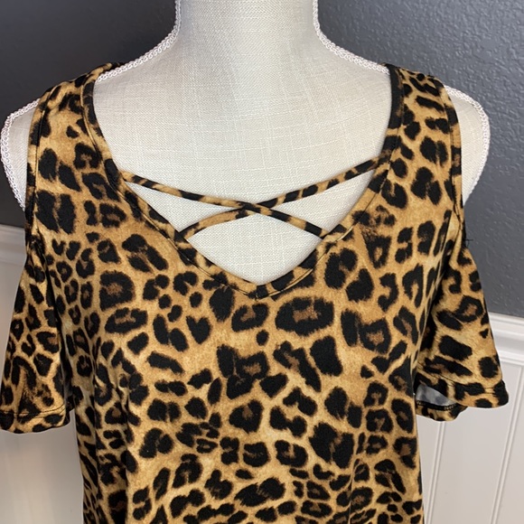 ••SOLD•• Off the shoulder leopard - Picture 2 of 5